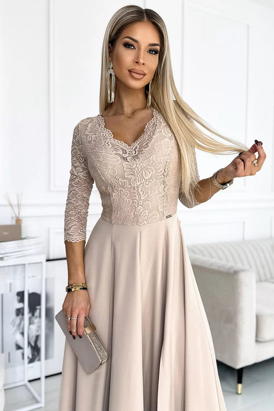 309-10 AMBER nėriniuota elegantiška ilga suknelė su iškirpte ir skeltuku ant šlaunies – SMĖLINĖ