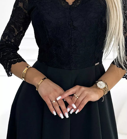 309-11 AMBER nėriniuota, elegantiška ilga suknelė su iškirpte ir kojos skeltuku – juoda