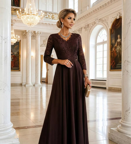 309-14 AMBER Elegantiška ilga nėriniuota suknelė su skeltuku – šokoladinė