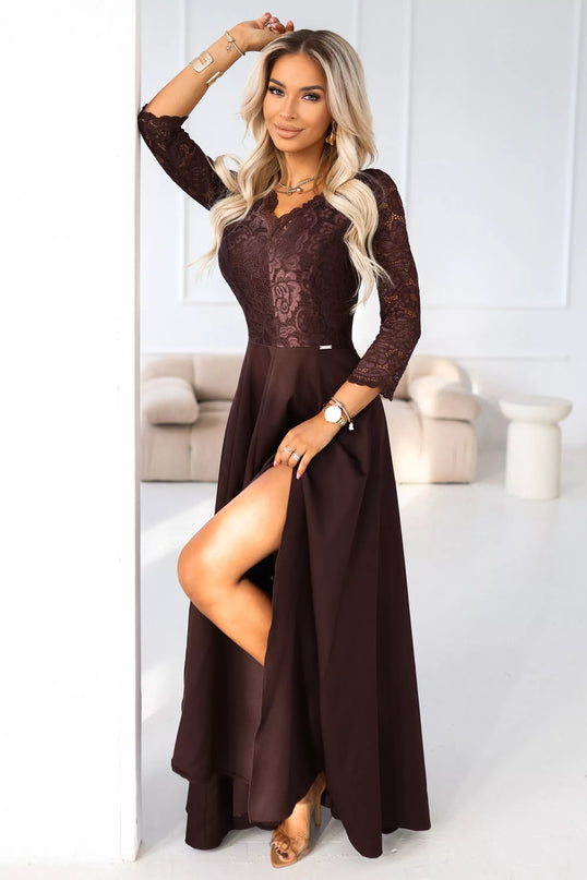 309-14 AMBER Elegantiška ilga nėriniuota suknelė su skeltuku – šokoladinė