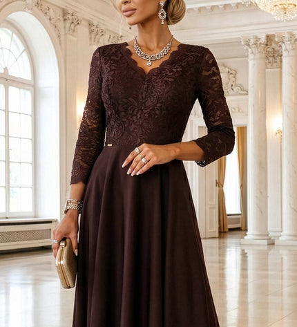309-14 AMBER Elegantiška ilga nėriniuota suknelė su skeltuku – šokoladinė