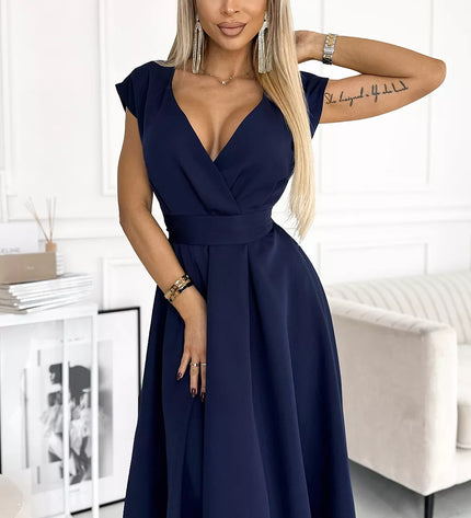 348-6 SCARLETT – platėjanti suknelė su voko formos iškirpte – TAMSIAI MĖLYNA