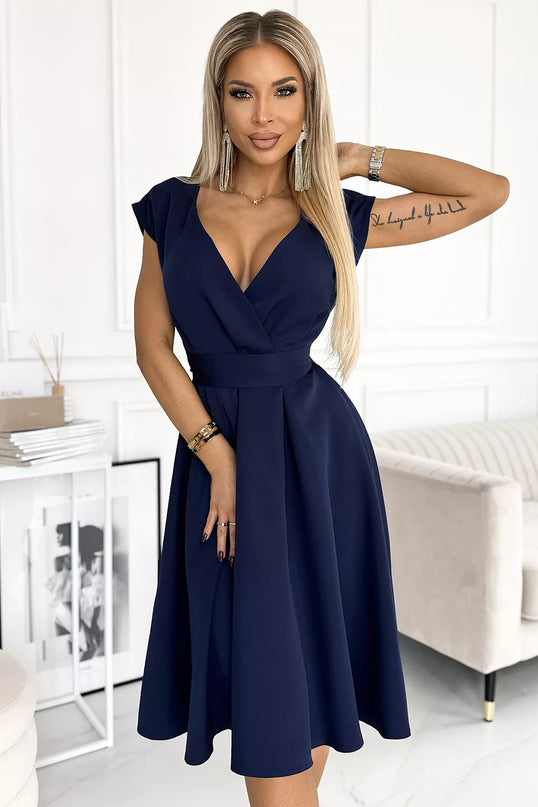 348-6 SCARLETT – platėjanti suknelė su voko formos iškirpte – TAMSIAI MĖLYNA