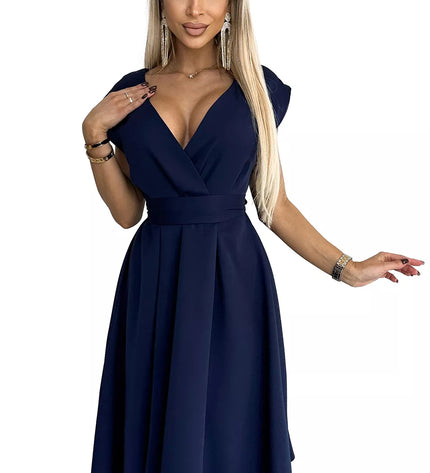 348-6 SCARLETT – platėjanti suknelė su voko formos iškirpte – TAMSIAI MĖLYNA