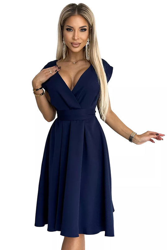 348-6 SCARLETT – platėjanti suknelė su voko formos iškirpte – TAMSIAI MĖLYNA