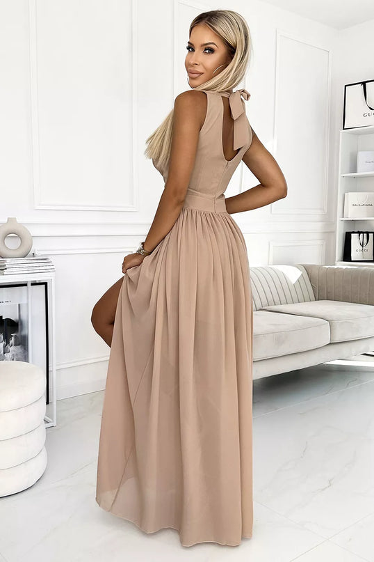 362-6 JUSTINE Ilga suknelė su iškirpte ir raišteliais – Smėlio spalvos (Mocha Mousse)
