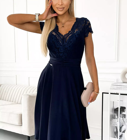 381-4 LINDA – šifoninė suknelė su nėriniuota iškirpte – MĖLYNA