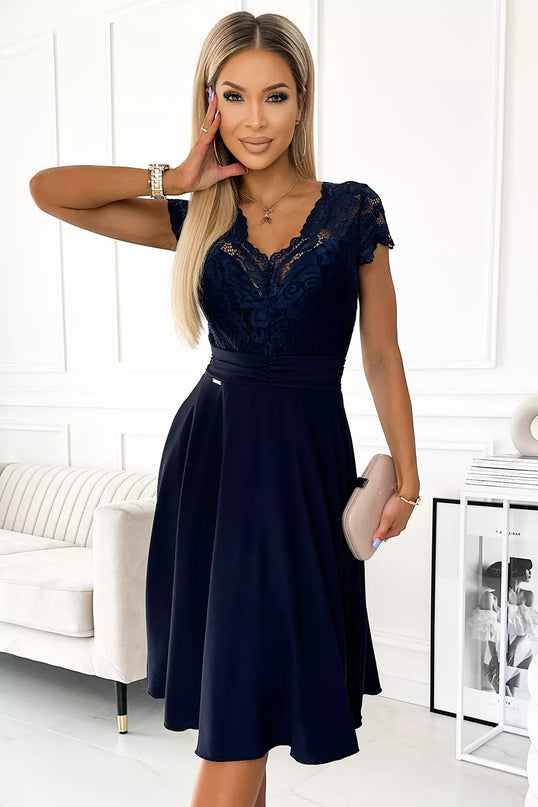 381-4 LINDA – šifoninė suknelė su nėriniuota iškirpte – MĖLYNA