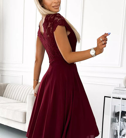 381-5 LINDA – šifoninė suknelė su nėriniuota iškirpte – BORDO