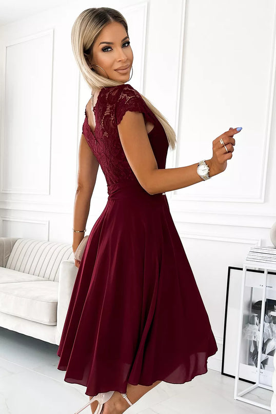 381-5 LINDA – šifoninė suknelė su nėriniuota iškirpte – BORDO