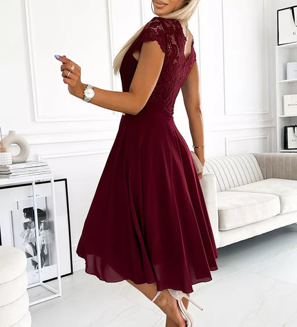 381-5 LINDA – šifoninė suknelė su nėriniuota iškirpte – BORDO