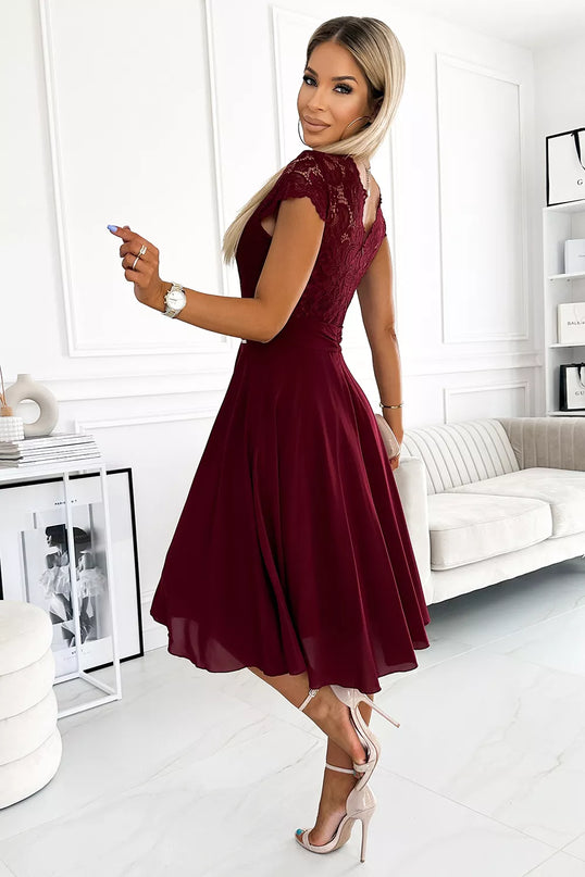 381-5 LINDA – šifoninė suknelė su nėriniuota iškirpte – BORDO