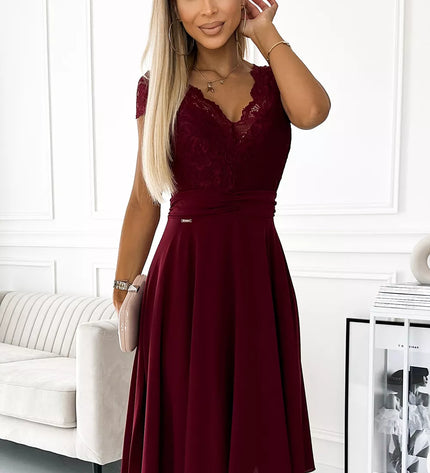 381-5 LINDA – šifoninė suknelė su nėriniuota iškirpte – BORDO
