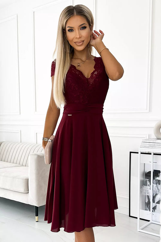 381-5 LINDA – šifoninė suknelė su nėriniuota iškirpte – BORDO