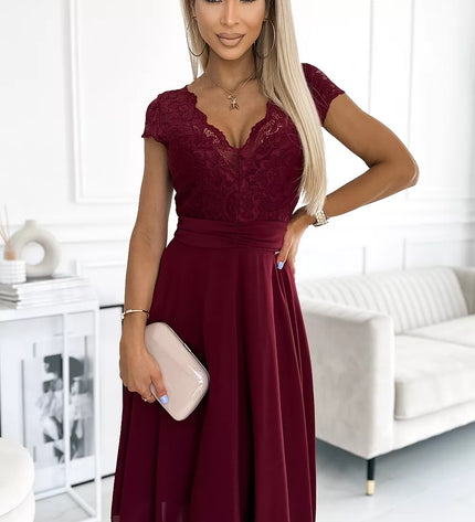 381-5 LINDA – šifoninė suknelė su nėriniuota iškirpte – BORDO