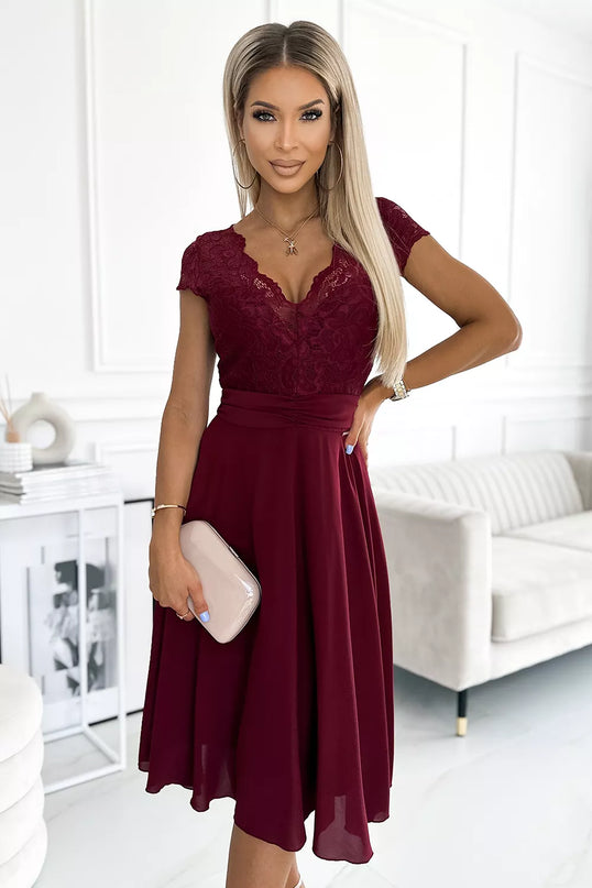 381-5 LINDA – šifoninė suknelė su nėriniuota iškirpte – BORDO