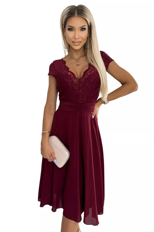 381-5 LINDA – šifoninė suknelė su nėriniuota iškirpte – BORDO