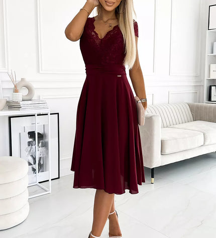 381-5 LINDA – šifoninė suknelė su nėriniuota iškirpte – BORDO
