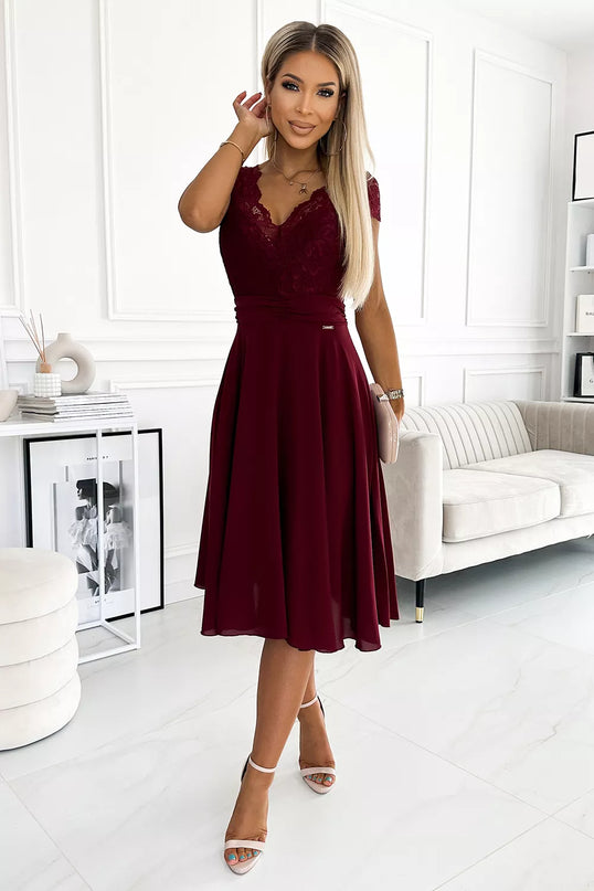 381-5 LINDA – šifoninė suknelė su nėriniuota iškirpte – BORDO