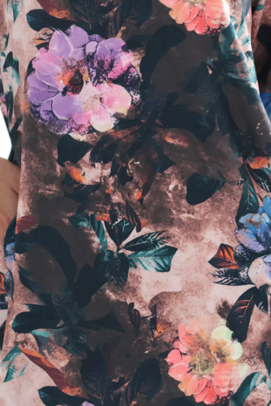40-18 JOLA „oversize“ suknelė su kišenėmis – šokoladinė gėlėta