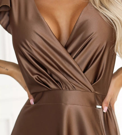 411-14 CRYSTAL Ilga satinė suknelė su iškirpte - Mocha Mousse