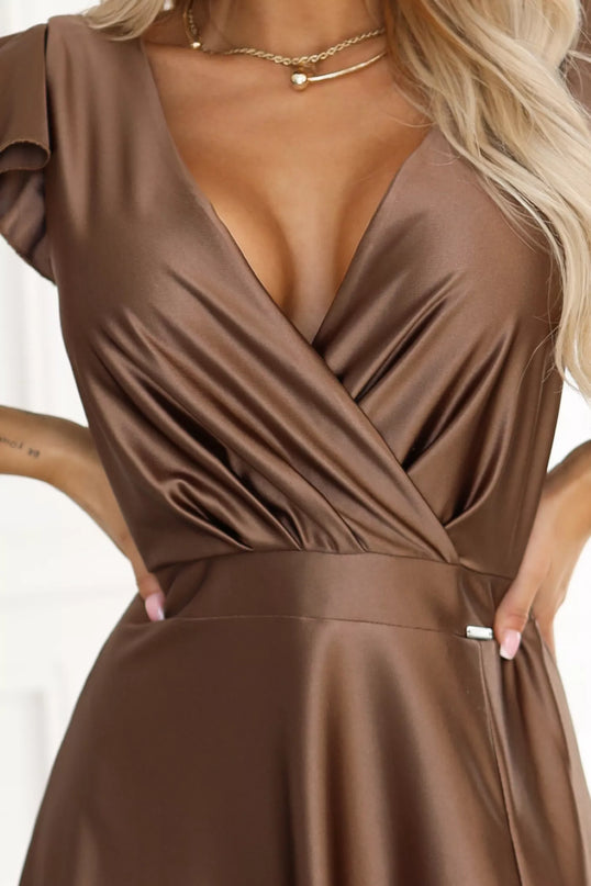 411-14 CRYSTAL Ilga satinė suknelė su iškirpte - Mocha Mousse