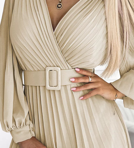 414-8 KLARA plisuota suknelė su diržu ir iškirpte – SMĖLIO SPALVOS