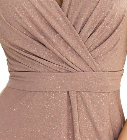 581-4 JENNIFER spindinti ilga suknelė su rankovėmis ir iškirpte – „Mocha Mousse“ su blizgučiais