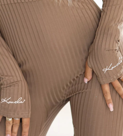 619-1 Patogus ir elegantiškas briaunotas moteriškas kombinezonas su iškirpte - Mocha Mousse spalvos
