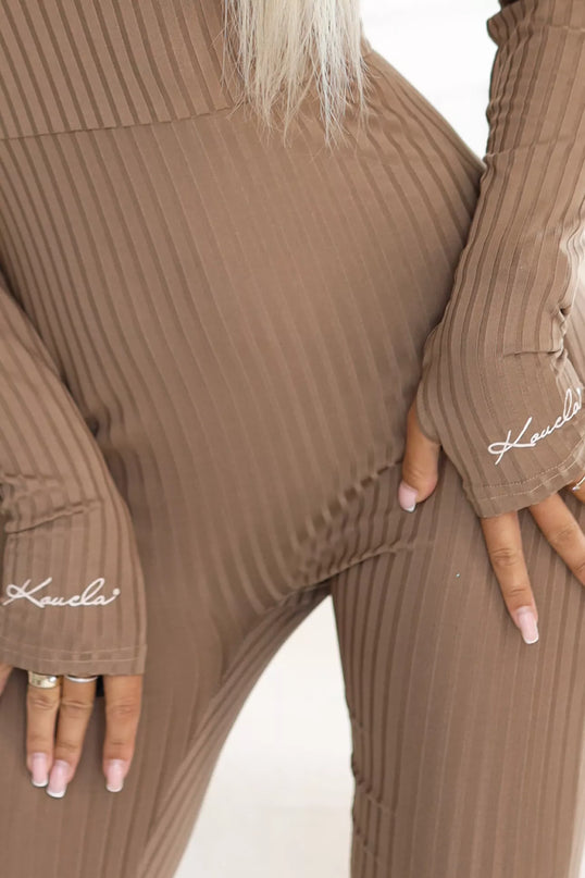 619-1 Patogus ir elegantiškas briaunotas moteriškas kombinezonas su iškirpte - Mocha Mousse spalvos