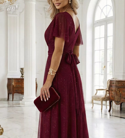 635-5 MELANIA ilga, blizganti suknelė su iškirpte ir trumpomis rankovėmis – bordo spalvos