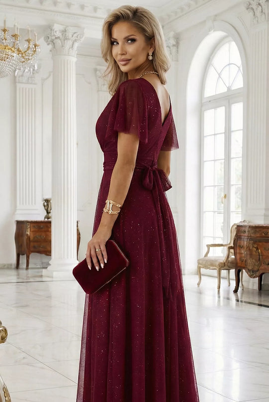 635-5 MELANIA ilga, blizganti suknelė su iškirpte ir trumpomis rankovėmis – bordo spalvos