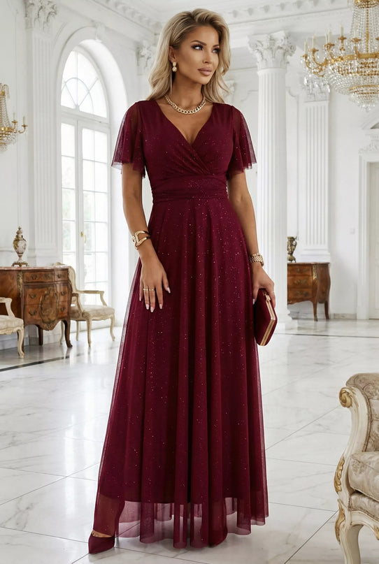 635-5 MELANIA ilga, blizganti suknelė su iškirpte ir trumpomis rankovėmis – bordo spalvos