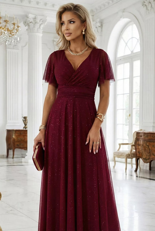 635-5 MELANIA ilga, blizganti suknelė su iškirpte ir trumpomis rankovėmis – bordo spalvos