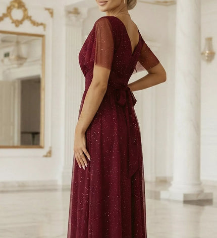 635-5 MELANIA ilga, blizganti suknelė su iškirpte ir trumpomis rankovėmis – bordo spalvos