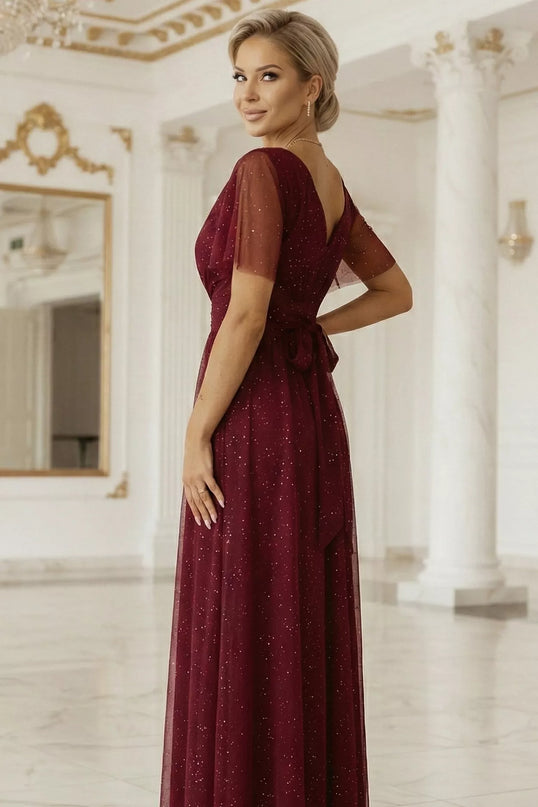 635-5 MELANIA ilga, blizganti suknelė su iškirpte ir trumpomis rankovėmis – bordo spalvos
