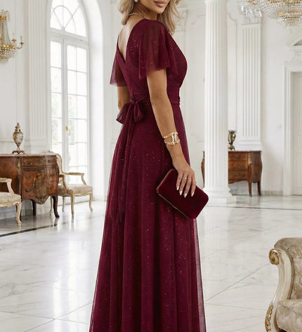 635-5 MELANIA ilga, blizganti suknelė su iškirpte ir trumpomis rankovėmis – bordo spalvos