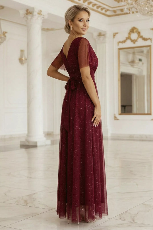 635-5 MELANIA ilga, blizganti suknelė su iškirpte ir trumpomis rankovėmis – bordo spalvos