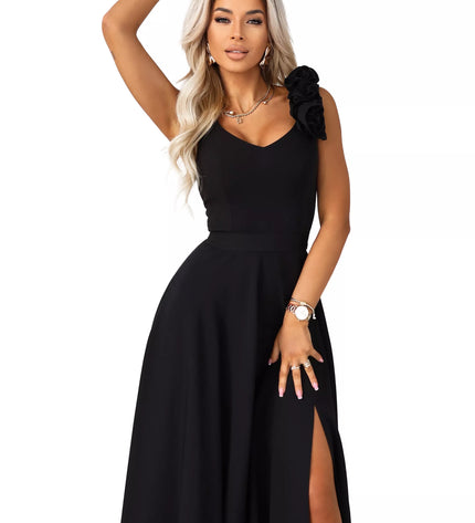 643-2 Elegantiška vakarinė maxi suknelė su skeltuku ir rože – klasikinė juoda