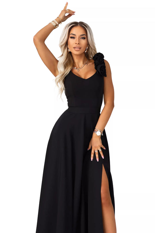 643-2 Elegantiška vakarinė maxi suknelė su skeltuku ir rože – klasikinė juoda