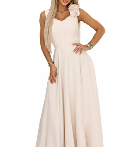 643-3 Elegantiška vakarinė maxi suknelė su gėlės akcentu – smėlio spalvos