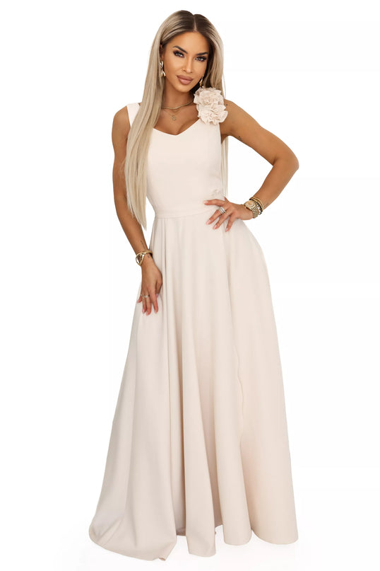 643-3 Elegantiška vakarinė maxi suknelė su gėlės akcentu – smėlio spalvos
