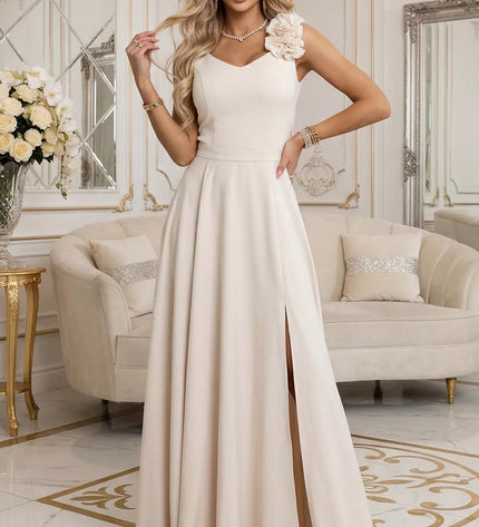 643-3 Elegantiška vakarinė maxi suknelė su gėlės akcentu – smėlio spalvos