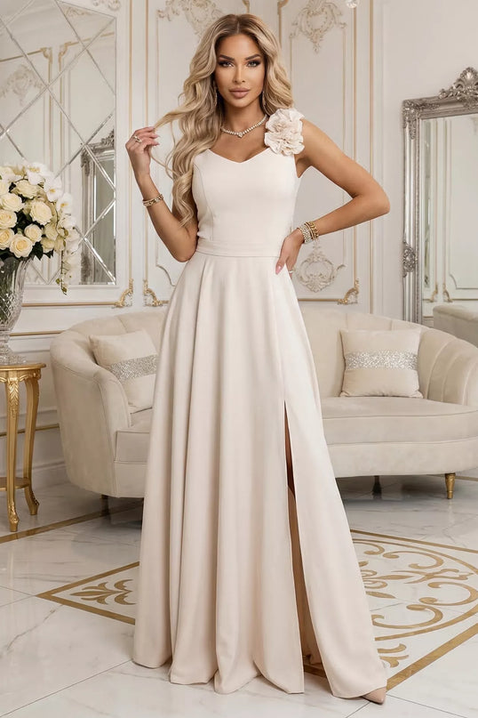 643-3 Elegantiška vakarinė maxi suknelė su gėlės akcentu – smėlio spalvos