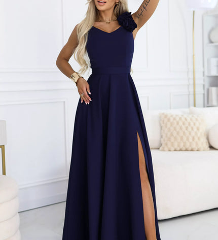 643-4 Elegantiška proginė maxi suknelė su skeltuku ir gėle – tamsiai mėlyna