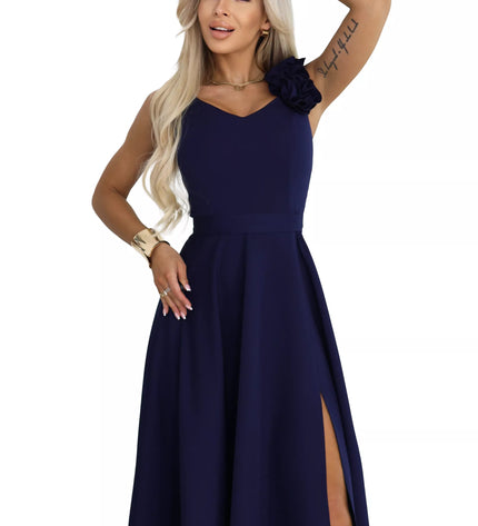 643-4 Elegantiška proginė maxi suknelė su skeltuku ir gėle – tamsiai mėlyna