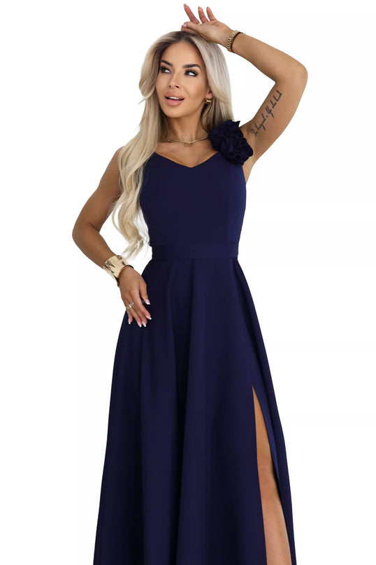 643-4 Elegantiška proginė maxi suknelė su skeltuku ir gėle – tamsiai mėlyna