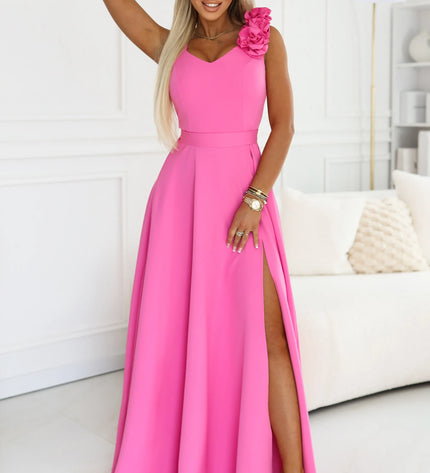 643-6 Elegantiška vakarinė maxi suknelė su išpjova ir 3D gėle - ryškiai rožinė